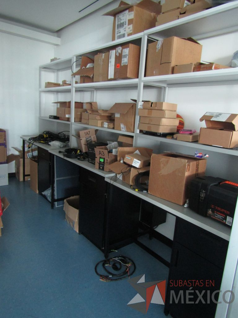 Lote 027 - Escritorio con repisa, base metálica con 1 entrepaño, con conexiones, 1 cajón y 1 puerta. - Imagen 25