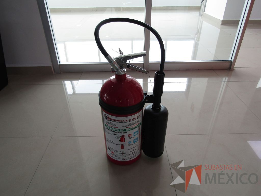 Lote 067 - Extintor de 2.3 kg con bote metálico - Imagen 2