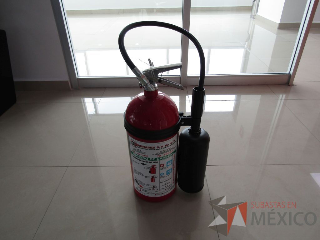 Lote 067 - Extintor de 2.3 kg con bote metálico - Imagen 3