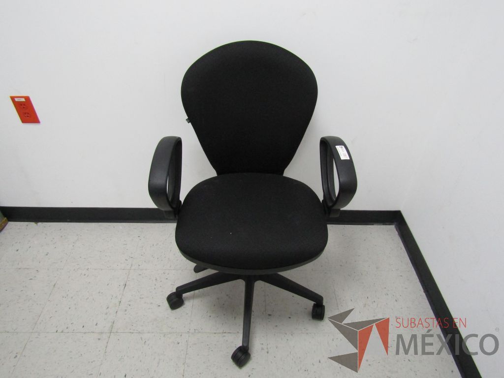 Lote 070 - Silla ejecutiva con ruedas, descansabrazos fijo, asiento y respaldo en tela color negro
