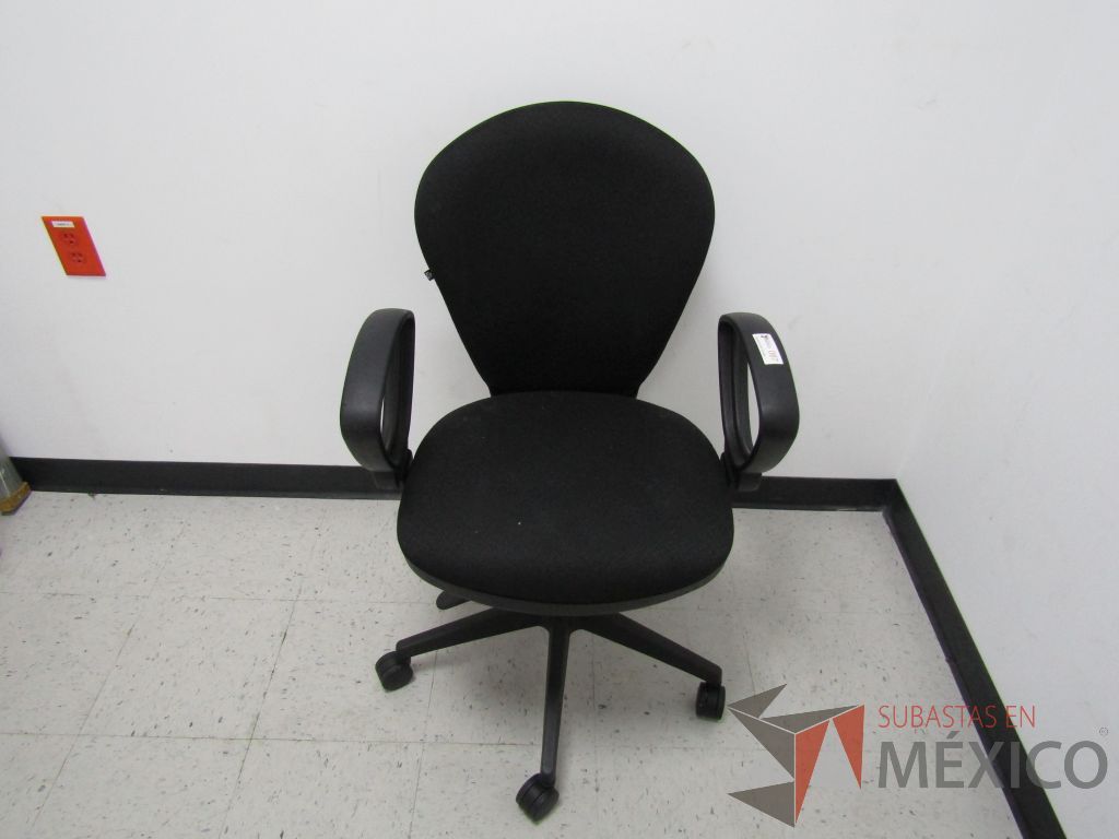 Lote 070 - Silla ejecutiva con ruedas, descansabrazos fijo, asiento y respaldo en tela color negro - Imagen 2
