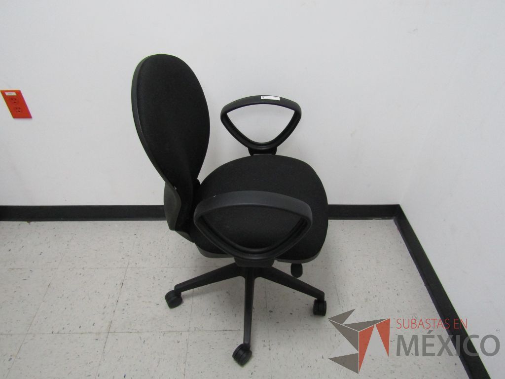 Lote 070 - Silla ejecutiva con ruedas, descansabrazos fijo, asiento y respaldo en tela color negro - Imagen 3