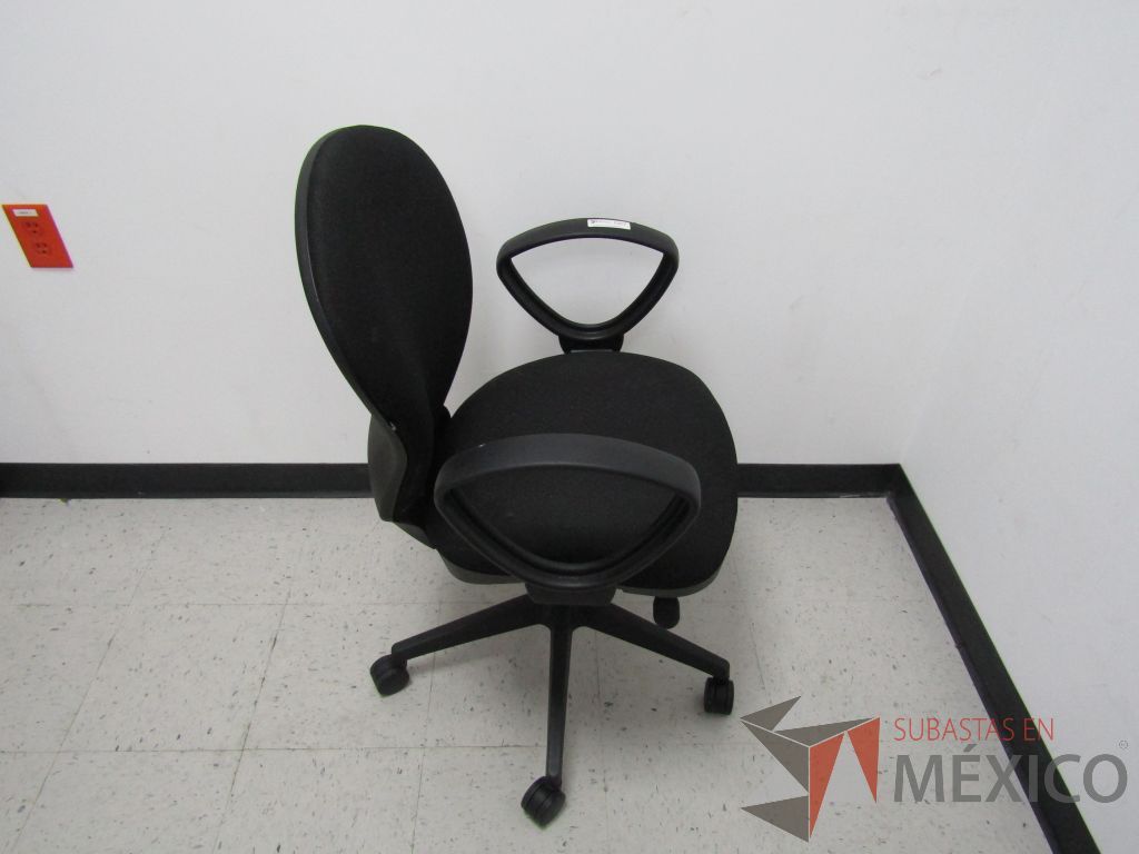 Lote 070 - Silla ejecutiva con ruedas, descansabrazos fijo, asiento y respaldo en tela color negro - Imagen 4