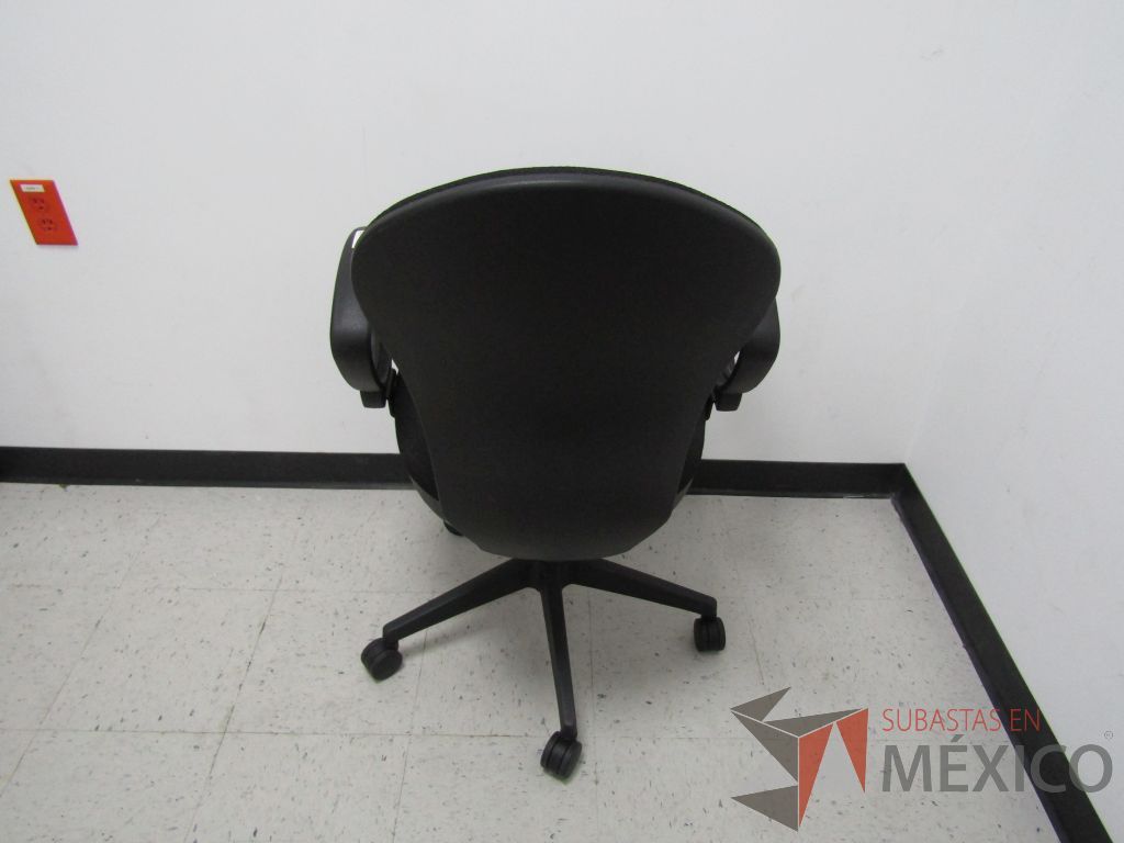 Lote 070 - Silla ejecutiva con ruedas, descansabrazos fijo, asiento y respaldo en tela color negro - Imagen 5