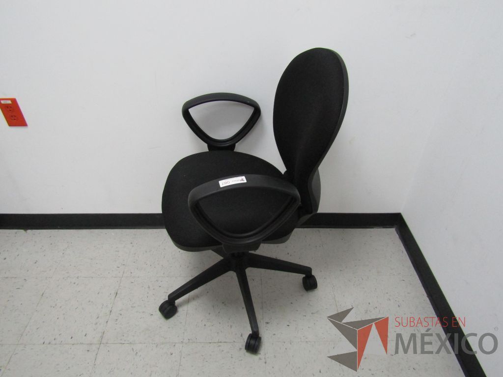 Lote 070 - Silla ejecutiva con ruedas, descansabrazos fijo, asiento y respaldo en tela color negro - Imagen 6