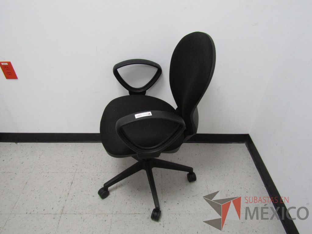 Lote 070 - Silla ejecutiva con ruedas, descansabrazos fijo, asiento y respaldo en tela color negro - Imagen 7