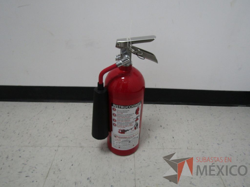 Lote 067 - Extintor de 2.3 kg con bote metálico