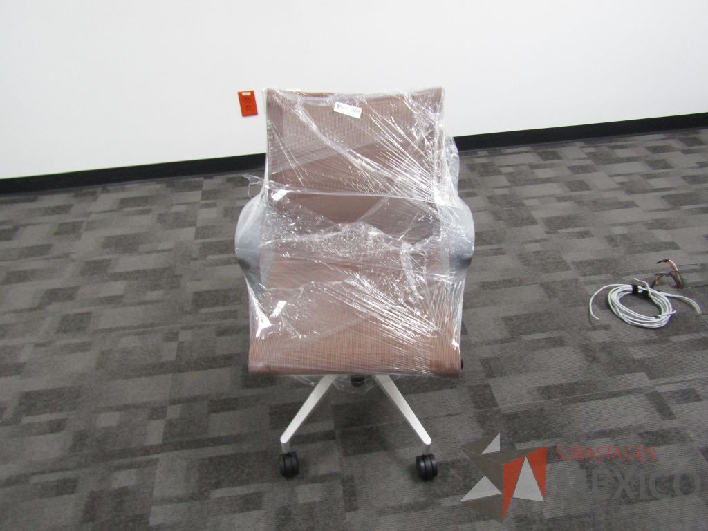Lote 078 - Silla ejecutiva con ruedas, descansabrazos fijo, asiento y respaldo en malla color naranja - Imagen 2