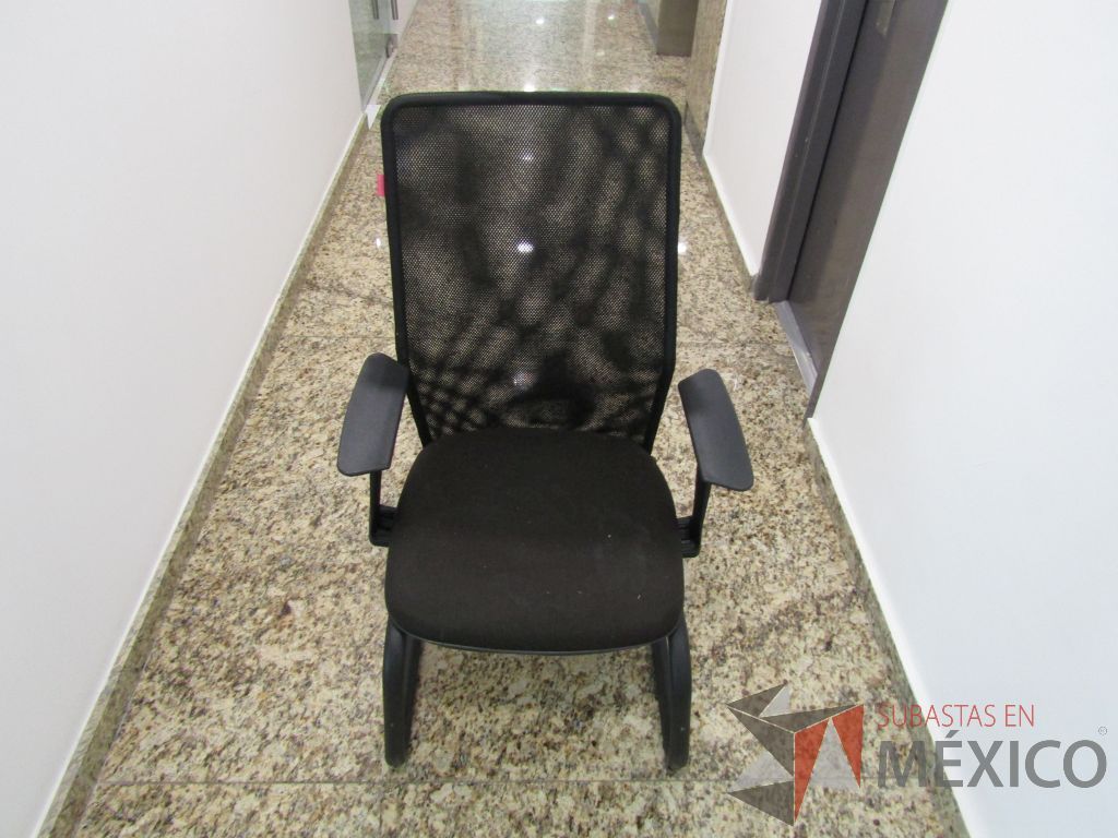 Lote 122 - Silla tipo trineo, descansabrazo fijo, asiento en tela color negro y respaldo en malla - Imagen 2