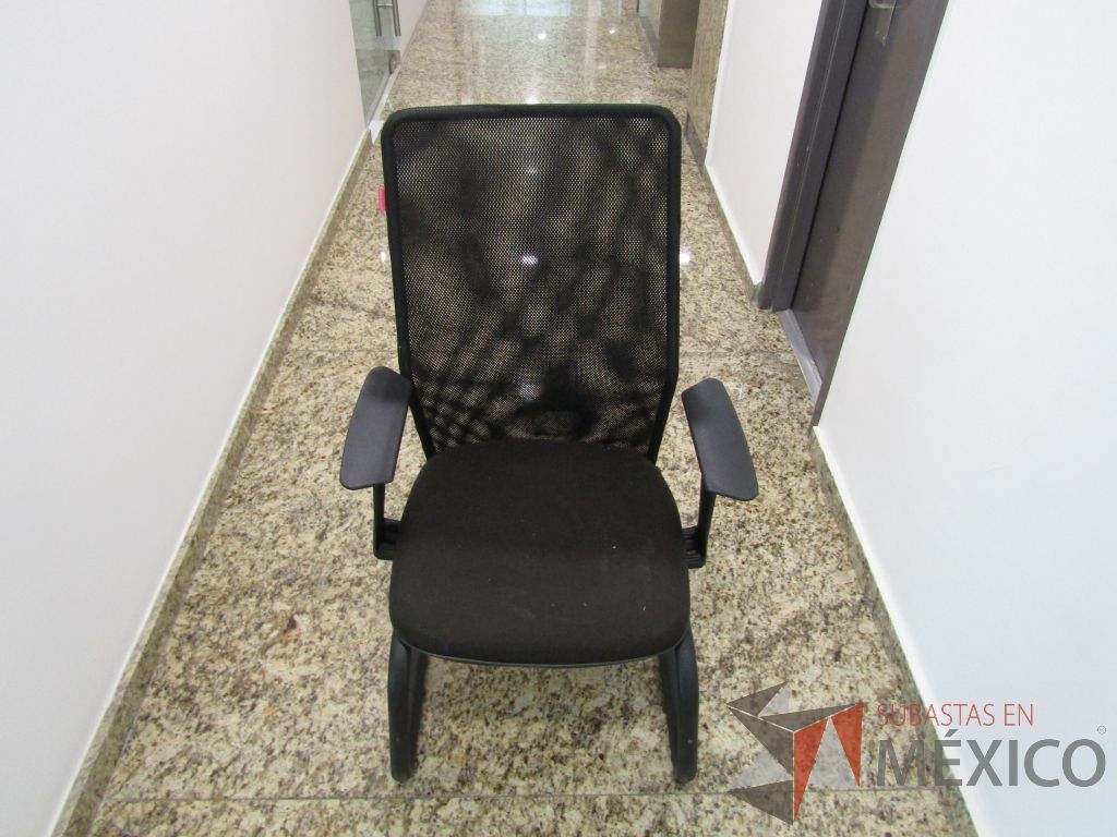 Lote 122 - Silla tipo trineo, descansabrazo fijo, asiento en tela color negro y respaldo en malla - Imagen 3
