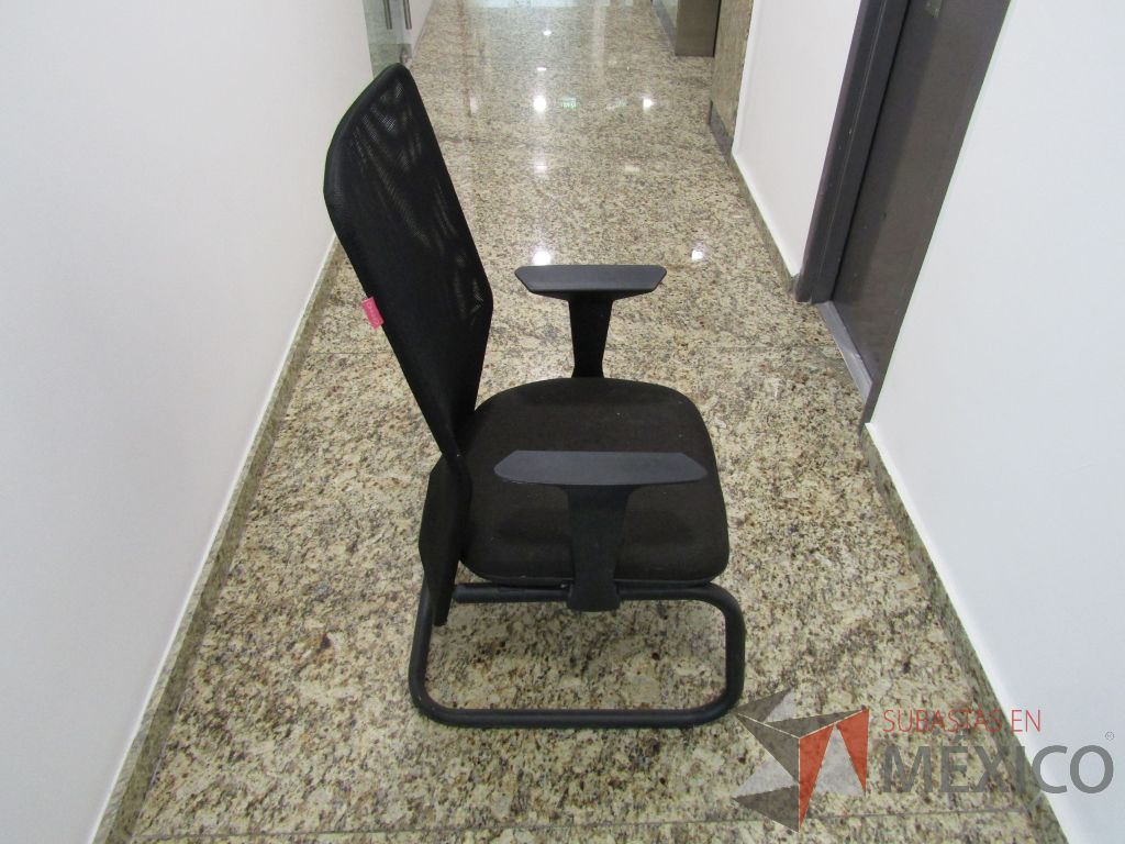 Lote 122 - Silla tipo trineo, descansabrazo fijo, asiento en tela color negro y respaldo en malla - Imagen 5