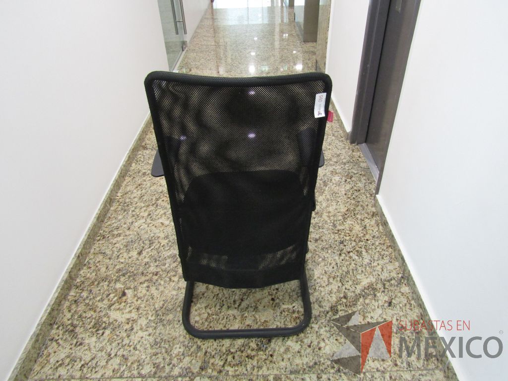 Lote 122 - Silla tipo trineo, descansabrazo fijo, asiento en tela color negro y respaldo en malla - Imagen 6