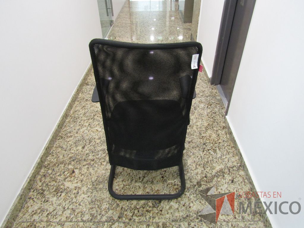 Lote 122 - Silla tipo trineo, descansabrazo fijo, asiento en tela color negro y respaldo en malla - Imagen 7