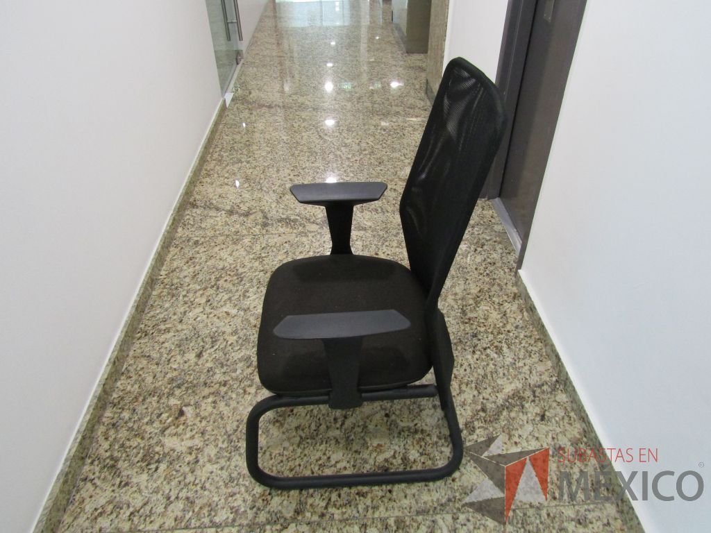 Lote 122 - Silla tipo trineo, descansabrazo fijo, asiento en tela color negro y respaldo en malla - Imagen 8