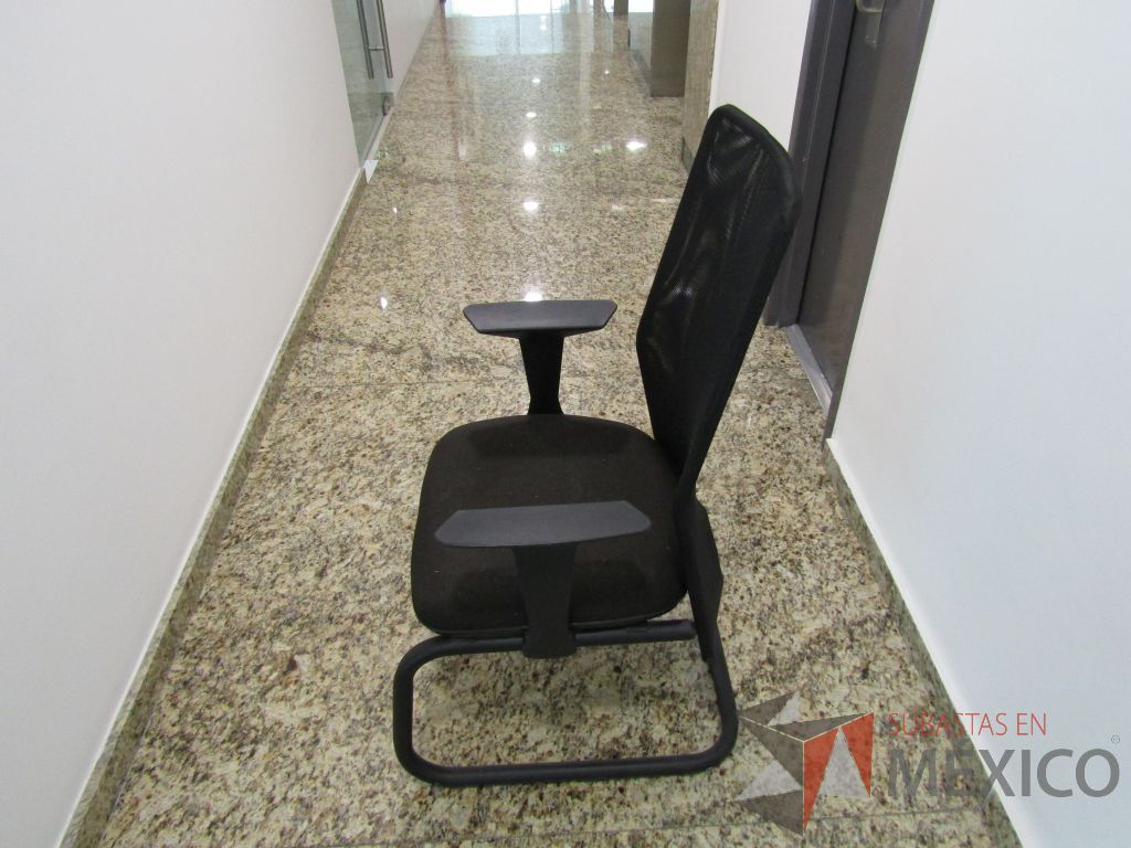 Lote 122 - Silla tipo trineo, descansabrazo fijo, asiento en tela color negro y respaldo en malla - Imagen 9