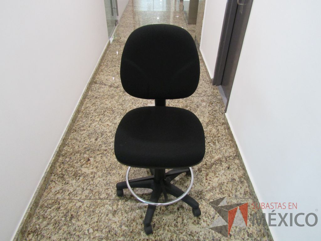 Lote 125 - Silla secretarial con ruedas, descansapies, asiento y respaldo en tela color negro
