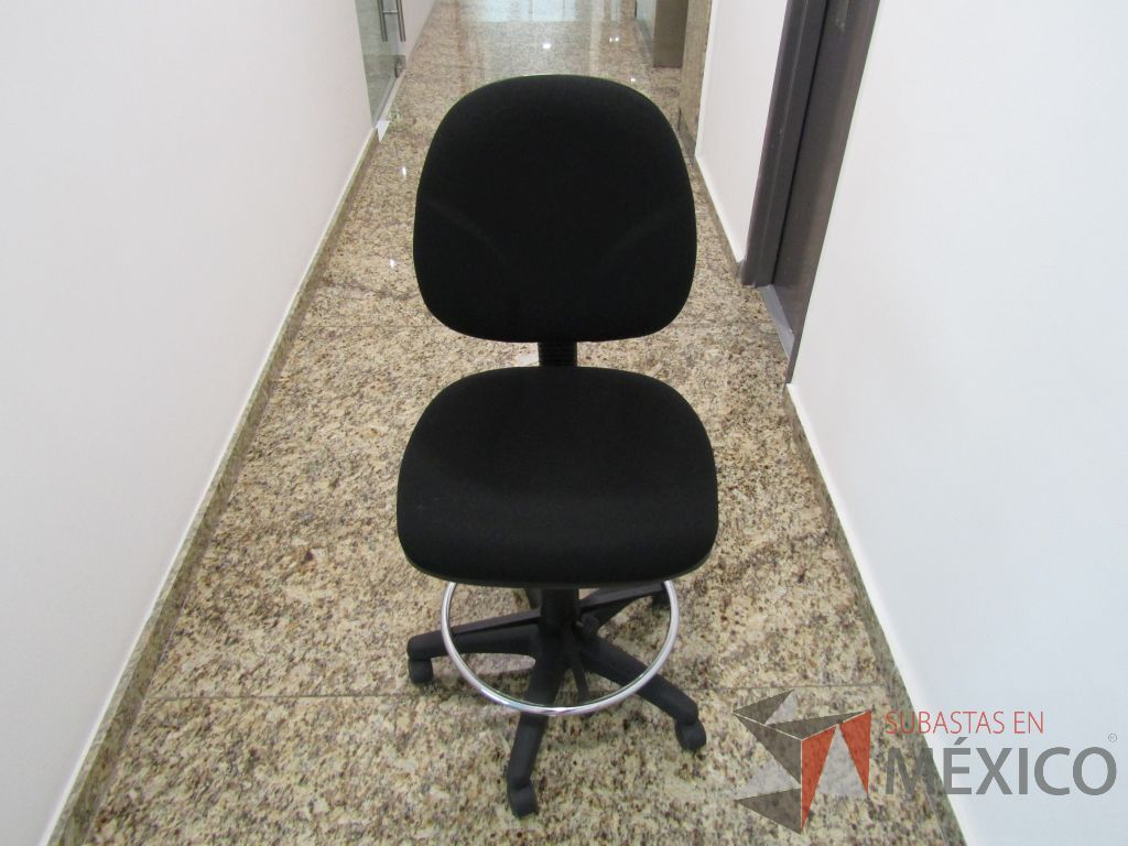 Lote 125 - Silla secretarial con ruedas, descansapies, asiento y respaldo en tela color negro - Imagen 2