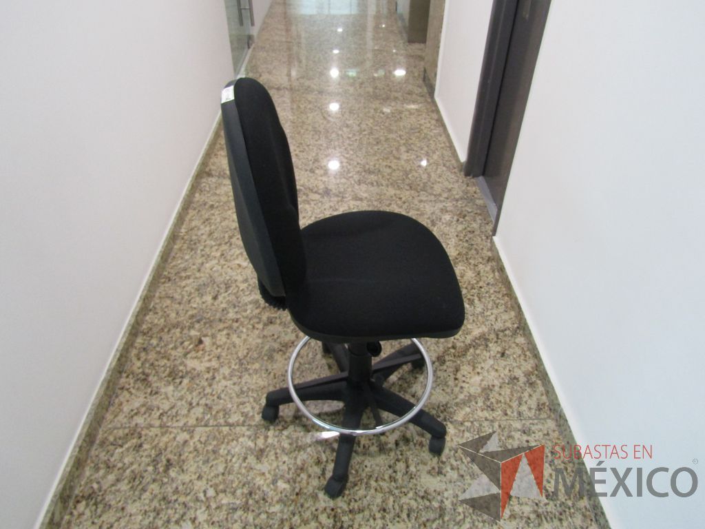 Lote 125 - Silla secretarial con ruedas, descansapies, asiento y respaldo en tela color negro - Imagen 3