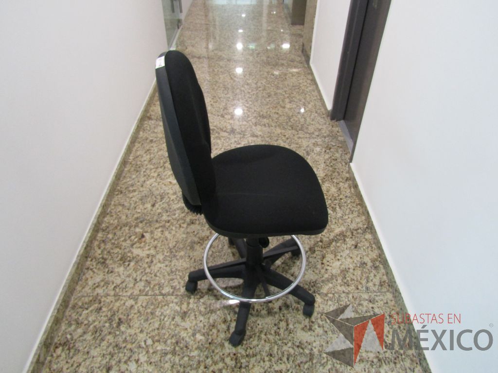 Lote 125 - Silla secretarial con ruedas, descansapies, asiento y respaldo en tela color negro - Imagen 4