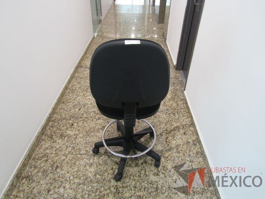 Lote 125 - Silla secretarial con ruedas, descansapies, asiento y respaldo en tela color negro - Imagen 5