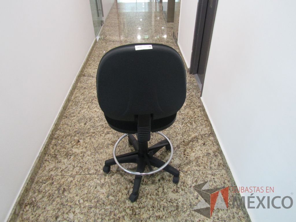 Lote 125 - Silla secretarial con ruedas, descansapies, asiento y respaldo en tela color negro - Imagen 6