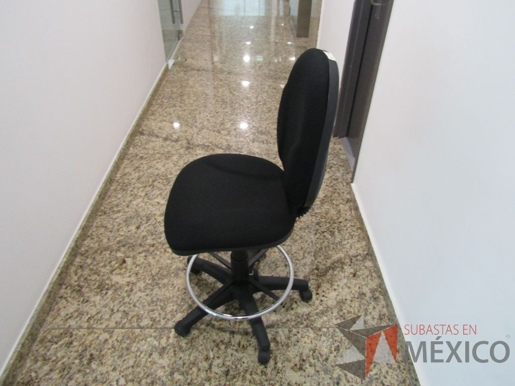 Lote 125 - Silla secretarial con ruedas, descansapies, asiento y respaldo en tela color negro - Imagen 7