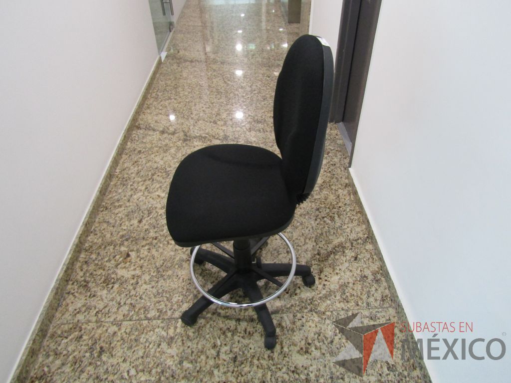Lote 125 - Silla secretarial con ruedas, descansapies, asiento y respaldo en tela color negro - Imagen 8