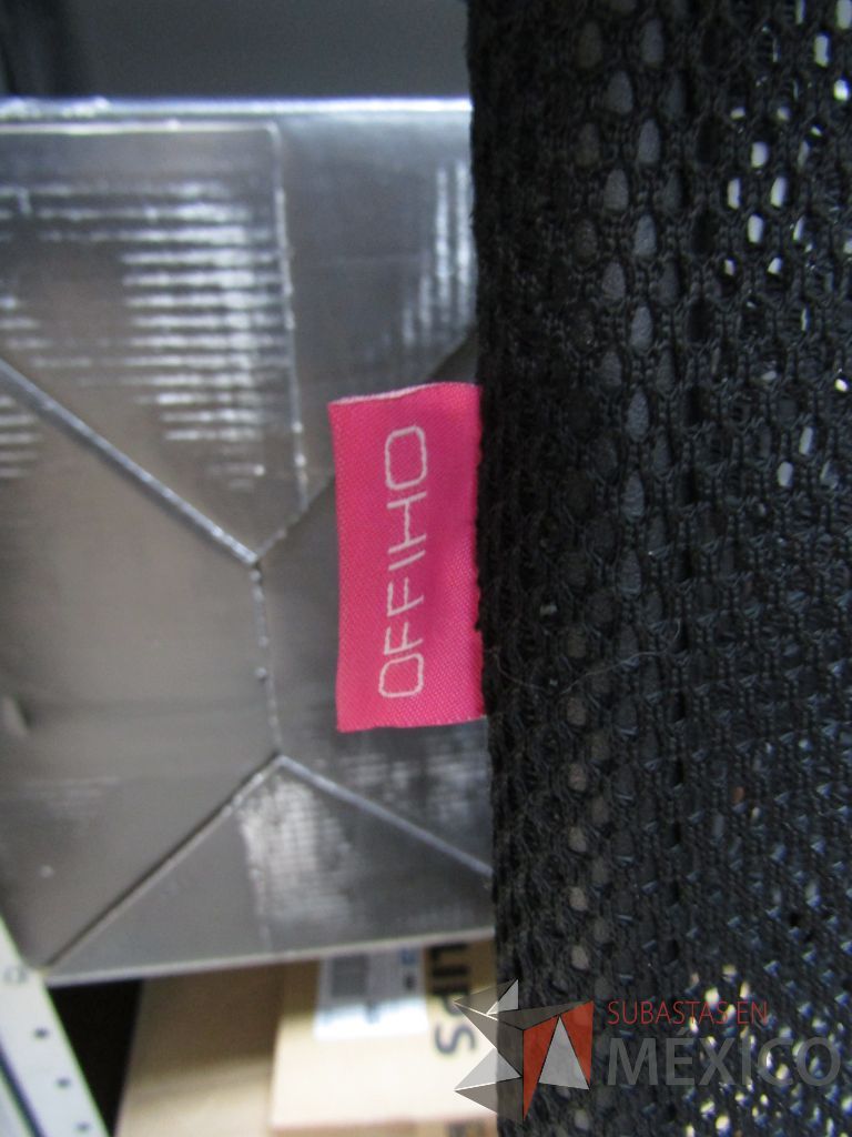 Lote 122 - Silla tipo trineo, descansabrazo fijo, asiento en tela color negro y respaldo en malla - Imagen 11