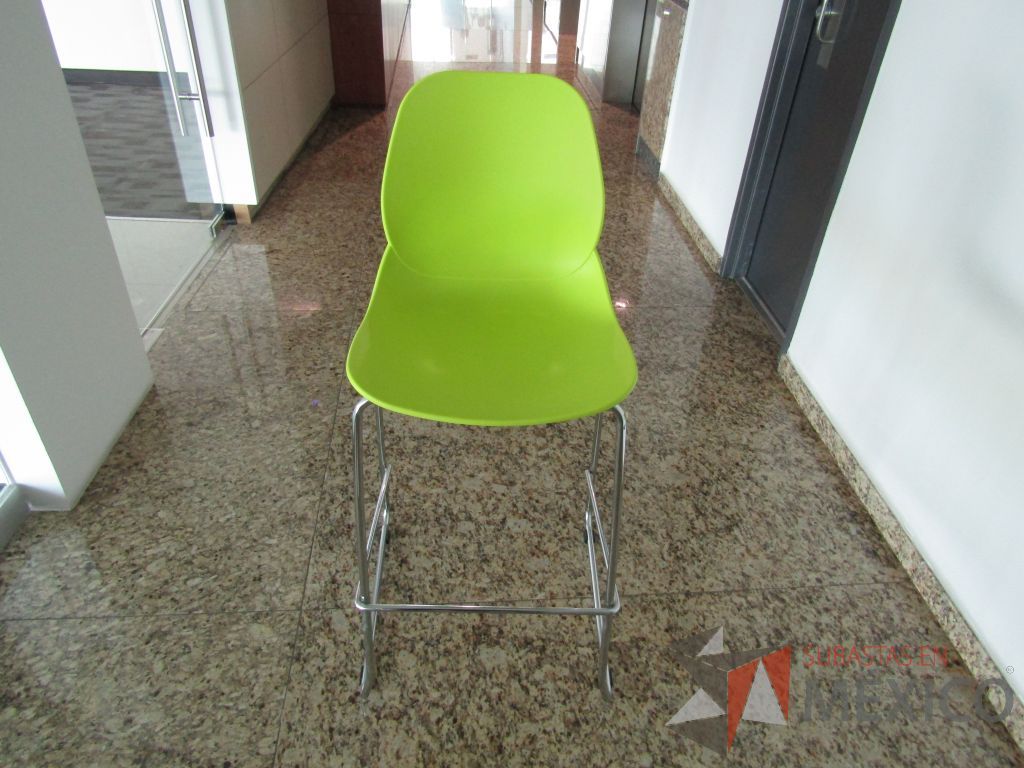 Lote 134 - Silla alta, descansapies, asiento y respaldo en plástico color verde