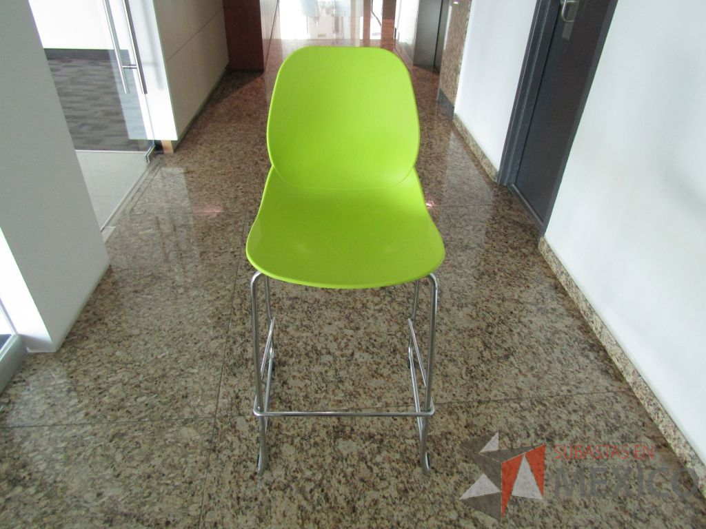 Lote 134 - Silla alta, descansapies, asiento y respaldo en plástico color verde - Imagen 2