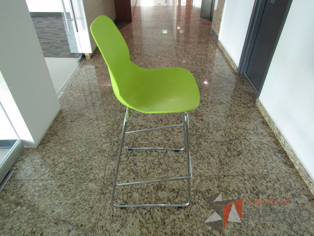 Lote 134 - Silla alta, descansapies, asiento y respaldo en plástico color verde - Imagen 3