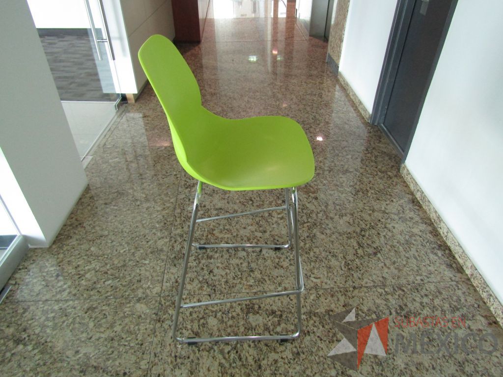 Lote 134 - Silla alta, descansapies, asiento y respaldo en plástico color verde - Imagen 4