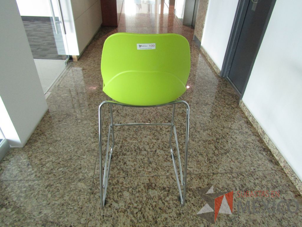 Lote 134 - Silla alta, descansapies, asiento y respaldo en plástico color verde - Imagen 5