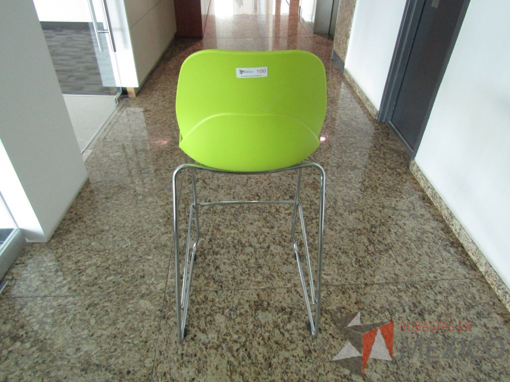 Lote 134 - Silla alta, descansapies, asiento y respaldo en plástico color verde - Imagen 6