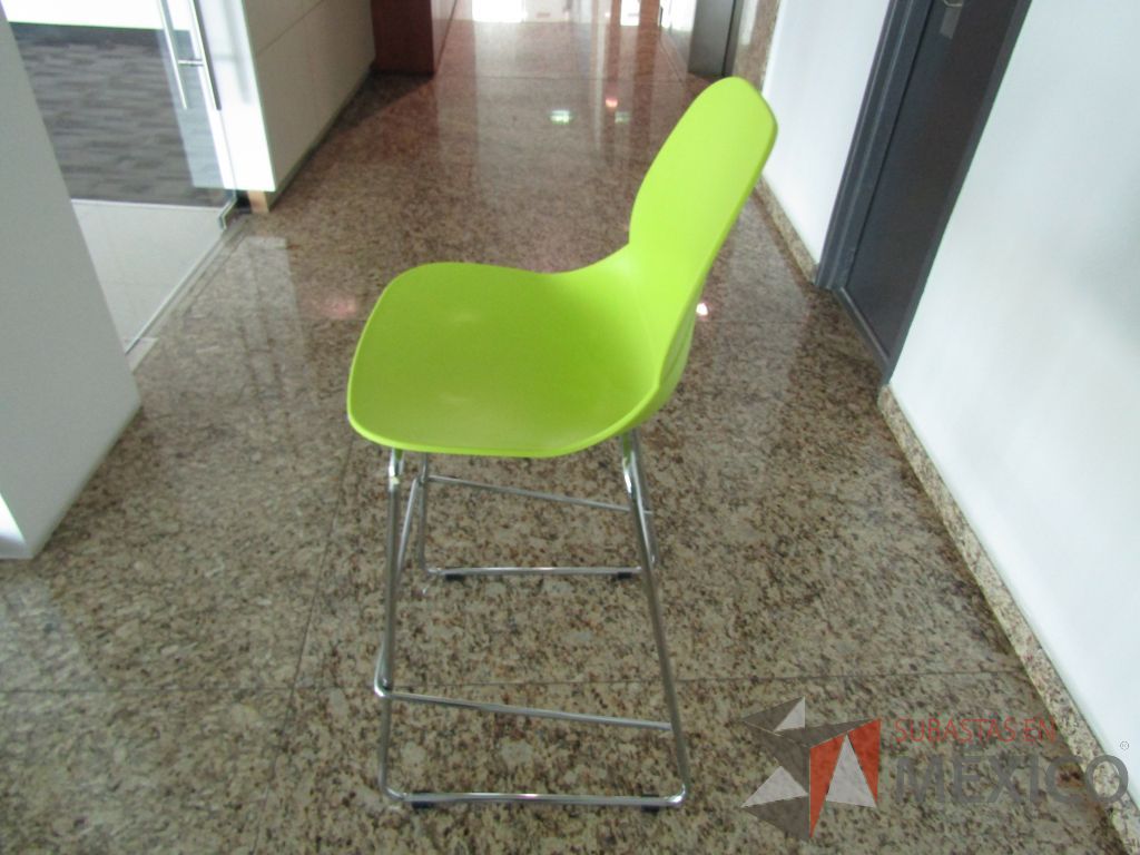Lote 134 - Silla alta, descansapies, asiento y respaldo en plástico color verde - Imagen 7