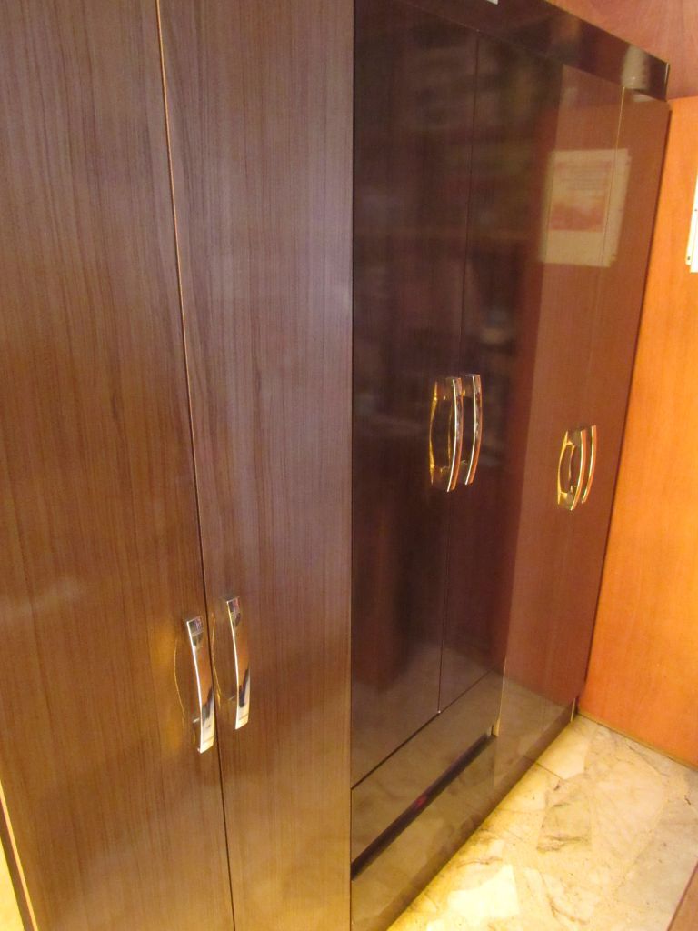 Lote 004 - Armario de madera con 6 puertas y 2 cajones color café - Imagen 2