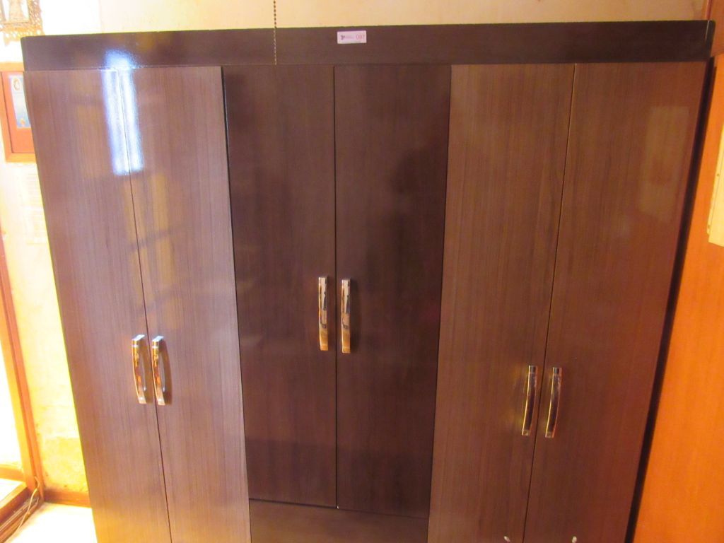 Lote 004 - Armario de madera con 6 puertas y 2 cajones color café - Imagen 3