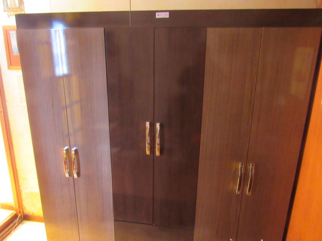 Lote 004 - Armario de madera con 6 puertas y 2 cajones color café - Imagen 4