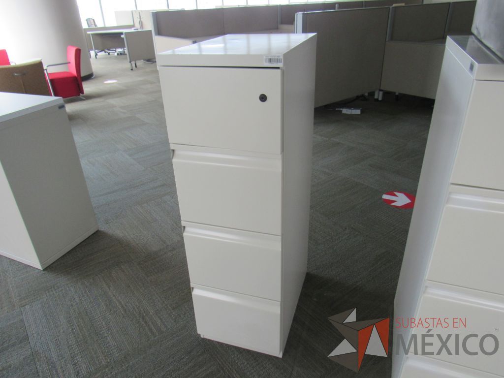 Lote 102 - Archivero metálico vertical de 3 cajones y 1 puerta color beige - Imagen 2