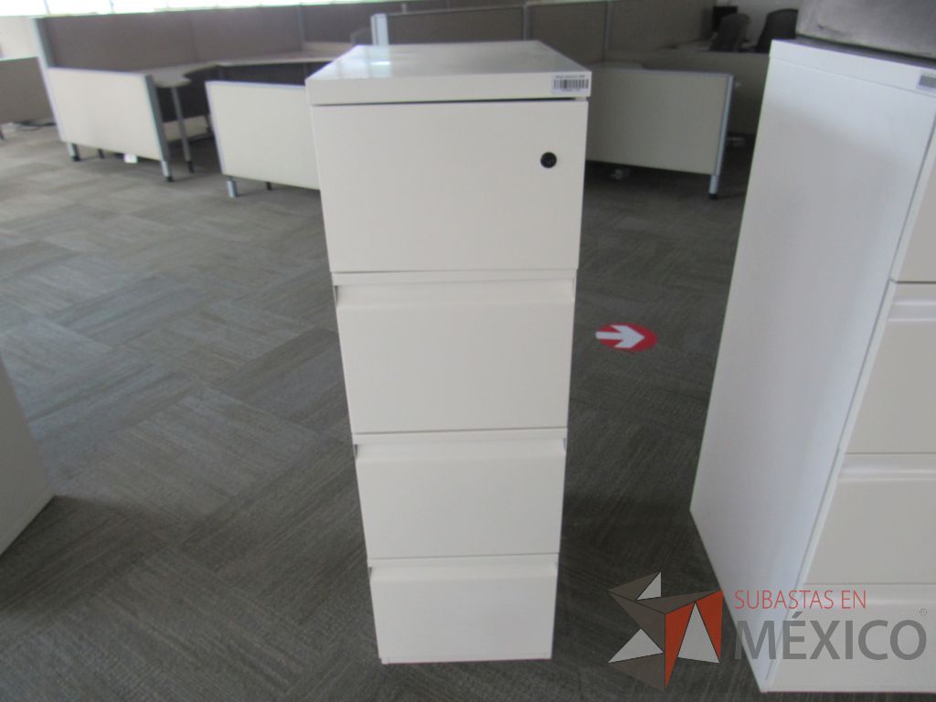 Lote 102 - Archivero metálico vertical de 3 cajones y 1 puerta color beige