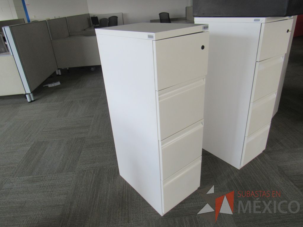 Lote 102 - Archivero metálico vertical de 3 cajones y 1 puerta color beige - Imagen 4