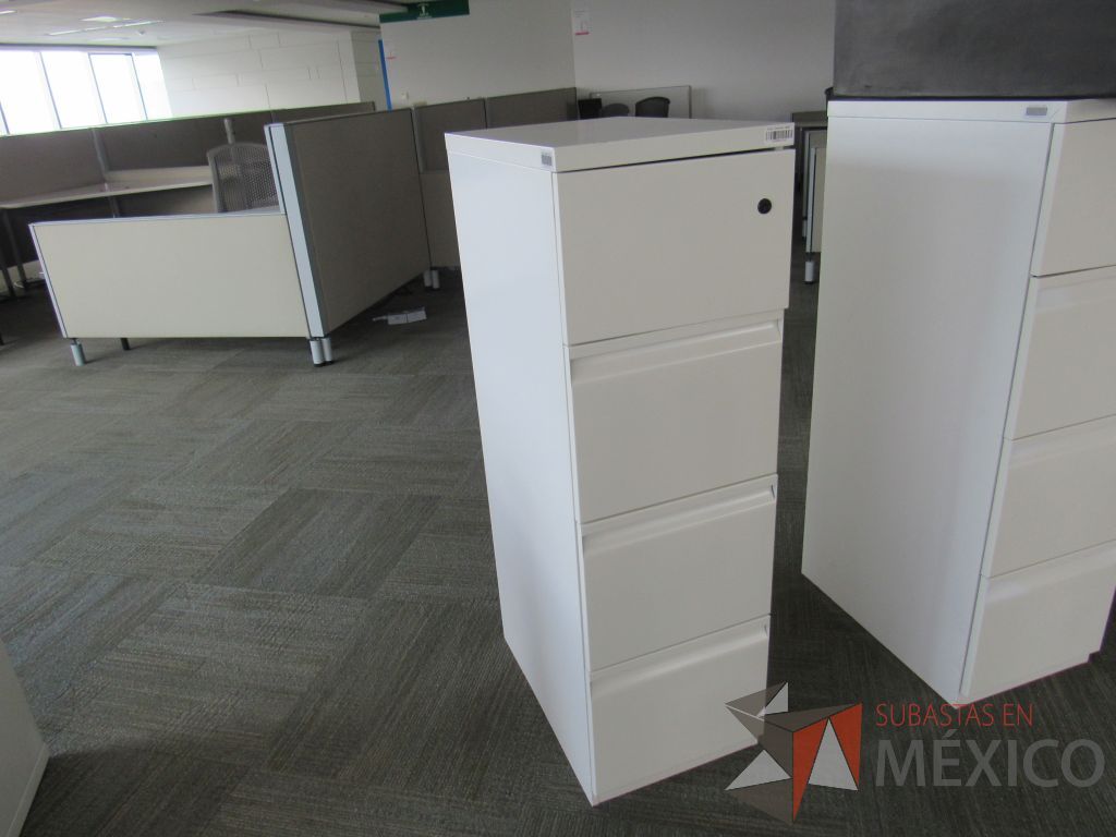 Lote 102 - Archivero metálico vertical de 3 cajones y 1 puerta color beige - Imagen 5