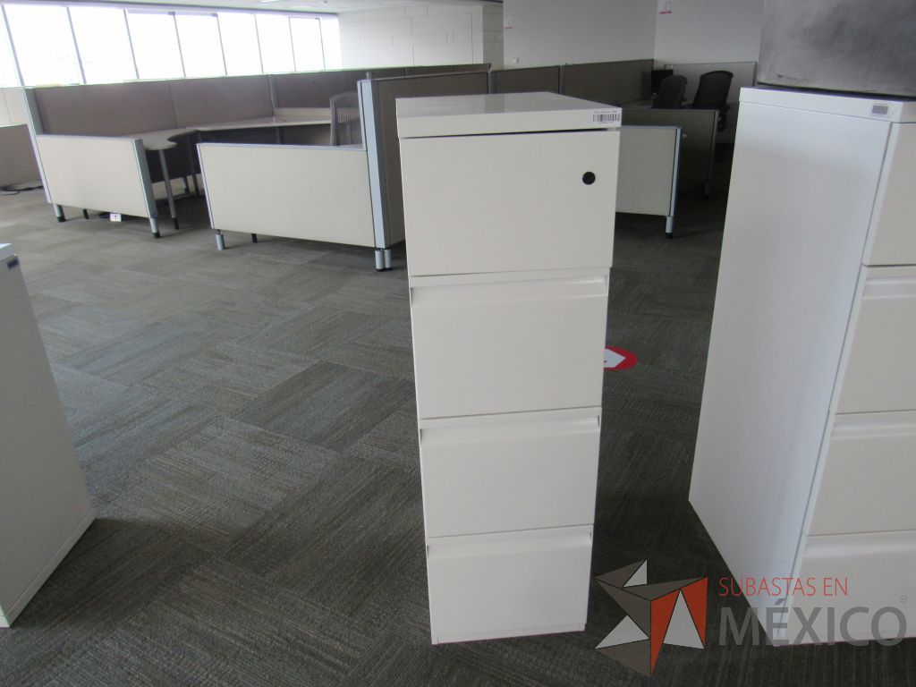 Lote 102 - Archivero metálico vertical de 3 cajones y 1 puerta color beige - Imagen 6