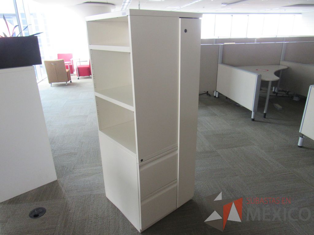 Lote 0256 - 2 Gabinetes altos con 2 cajones, 1 puerta y 2 entrepaños color beige