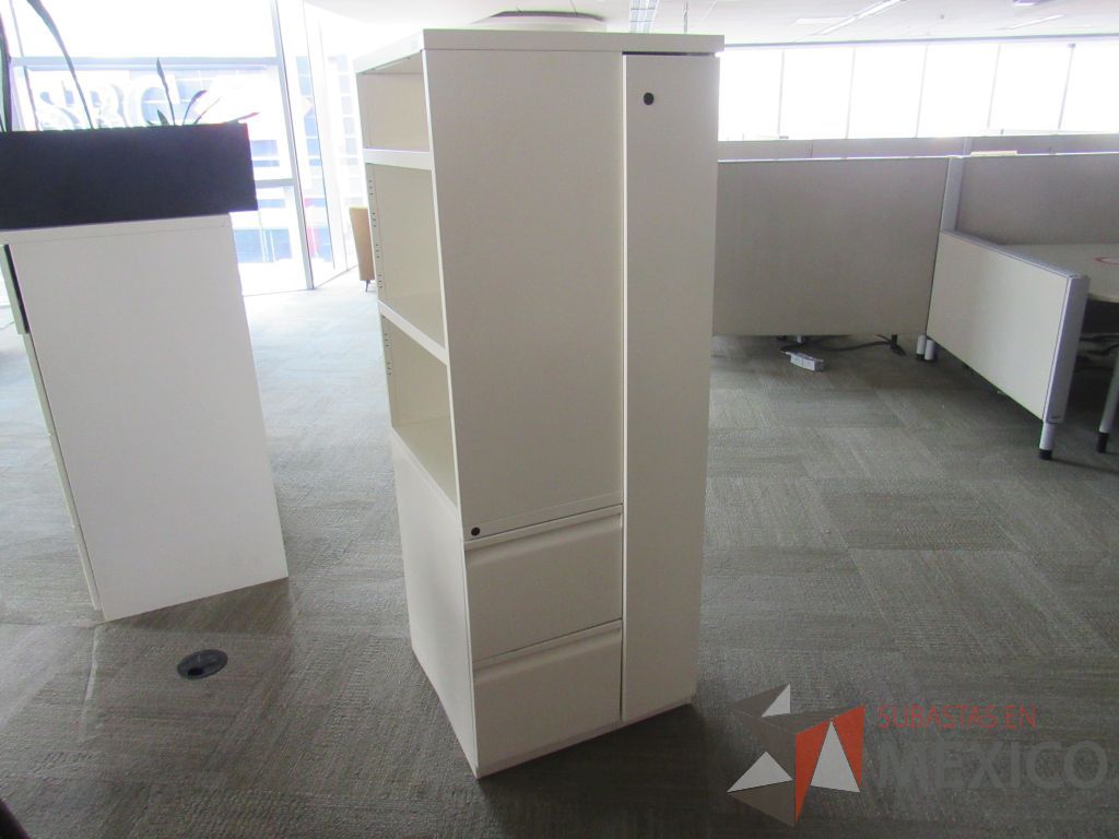 Lote 023 - Gabinete alto con 2 cajones, 1 puerta y 2 entrepaños color beige