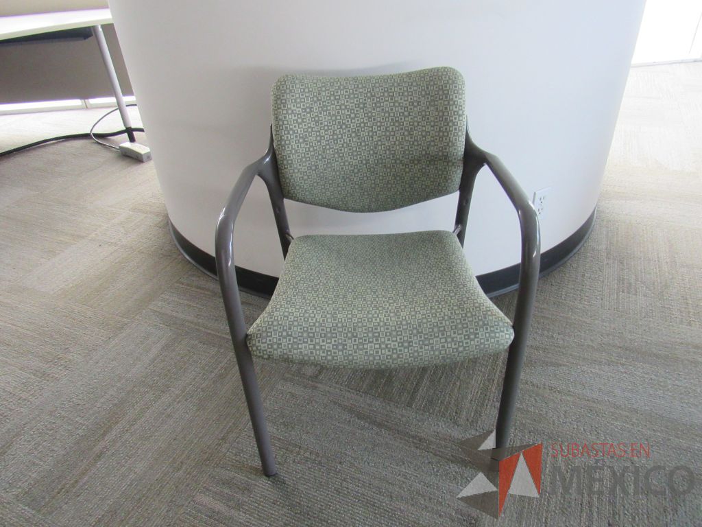 Lote 0046 - 2 Sillas de visita con 4 patas metálicas con asiento y respaldo en tela color verde - Imagen 2