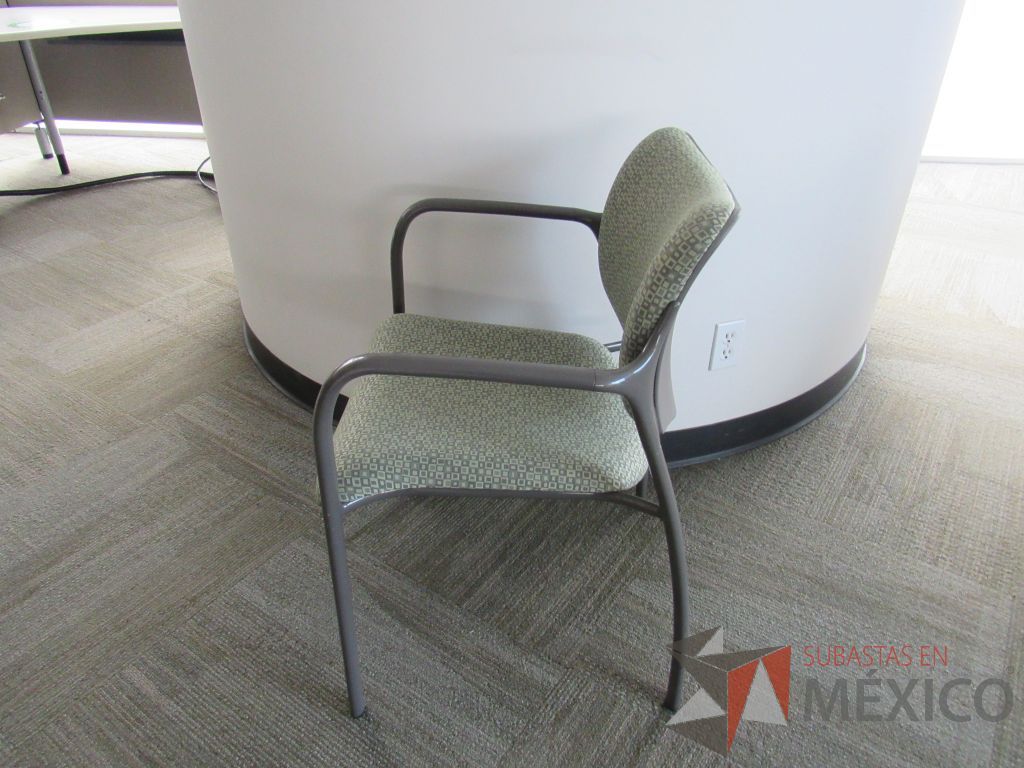 Lote 0046 - 2 Sillas de visita con 4 patas metálicas con asiento y respaldo en tela color verde - Imagen 3