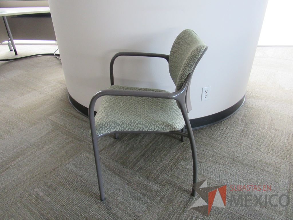 Lote 0046 - 2 Sillas de visita con 4 patas metálicas con asiento y respaldo en tela color verde - Imagen 4