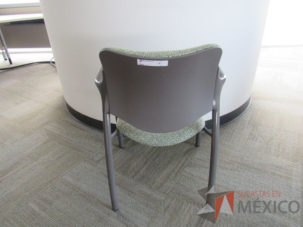 Lote 0046 - 2 Sillas de visita con 4 patas metálicas con asiento y respaldo en tela color verde - Imagen 5