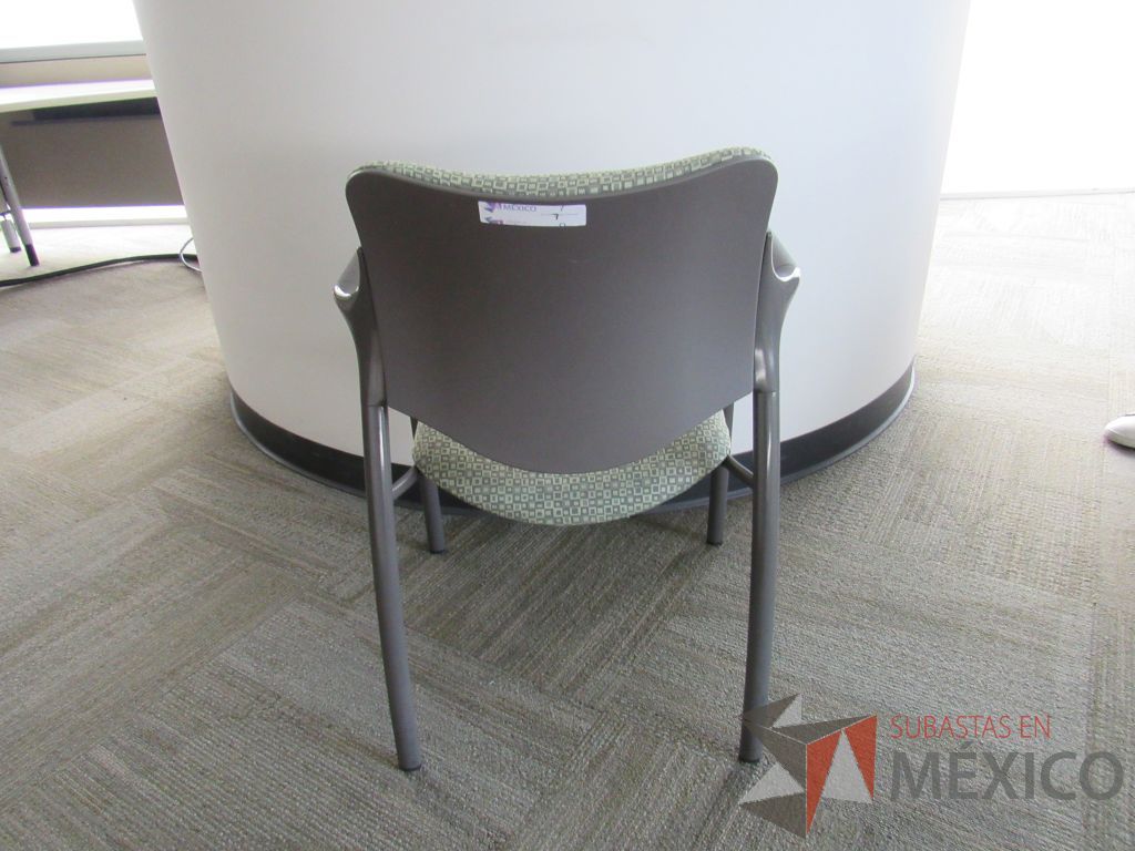 Lote 0046 - 2 Sillas de visita con 4 patas metálicas con asiento y respaldo en tela color verde - Imagen 6